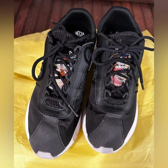 Adidas Black and white tennis shoes with Iridescent Detail - Picture 2 of 5